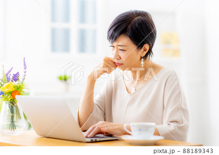 シニア女性　困る　ノートパソコン 88189343