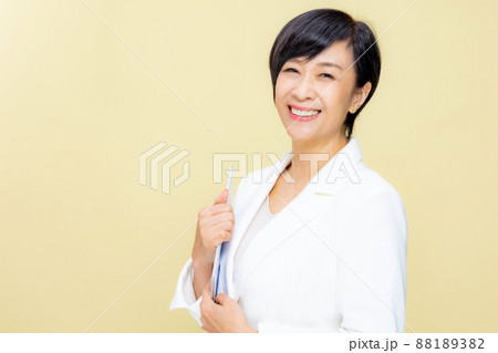 女性　シニア　ポーズ 88189382