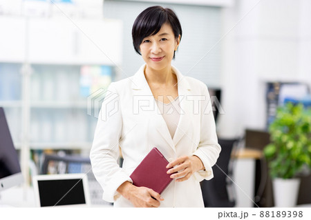 シニア女性 オフィス エリート シニア女性 オフィス エリート 88189398