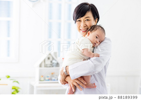 小児科 産婦人科 女性医師 赤ちゃん 小児科 産婦人科 女性医師 赤ちゃん 88189399