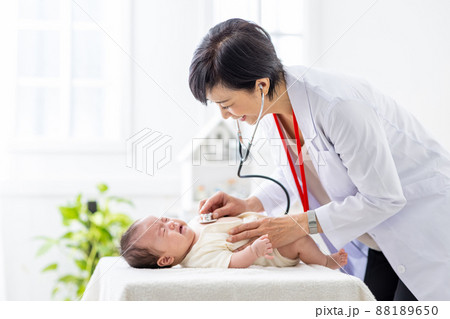 赤ちゃんを診察する女性医師 88189650