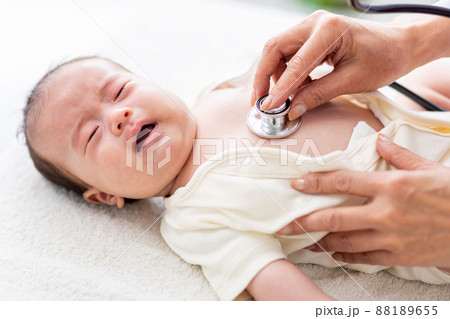 赤ちゃんを診察する女性医師 88189655