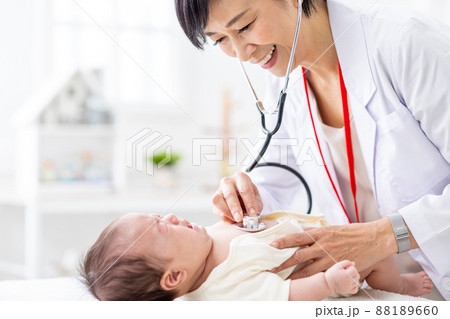 赤ちゃんを診察する女性医師 88189660