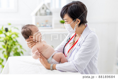 赤ちゃんを診察する女性医師 88189684