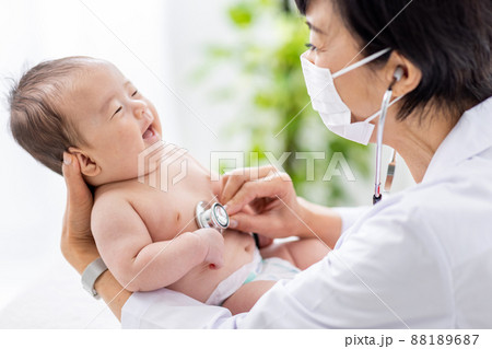 赤ちゃんを診察する女性医師 88189687