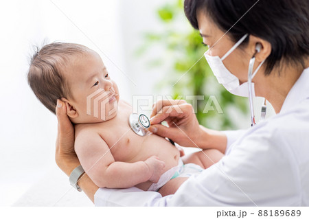 赤ちゃんを診察する女性医師の写真素材 16