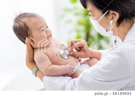 赤ちゃんを診察する女性医師 88189693