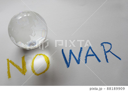ガラスの地球儀と平和の標語 反戦イメージ glass globe and text of "NO W ガラスの地球儀と平和の標語 反戦イメージ glass globe and text of "NO W 88189909