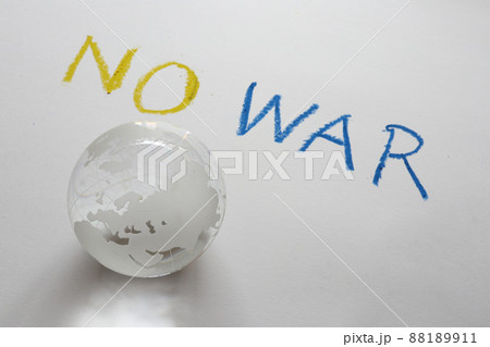 ガラスの地球儀と平和の標語 反戦イメージ glass globe and text of "NO W ガラスの地球儀と平和の標語 反戦イメージ glass globe and text of "NO W 88189911