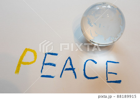 ガラスの地球儀と平和の標語 反戦イメージ glass globe and text of "PEAC ガラスの地球儀と平和の標語 反戦イメージ glass globe and text of "PEAC 88189915