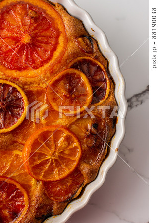Sweet pie with caramelized citrus fruits Sweet pie with caramelized citrus fruits 88190038