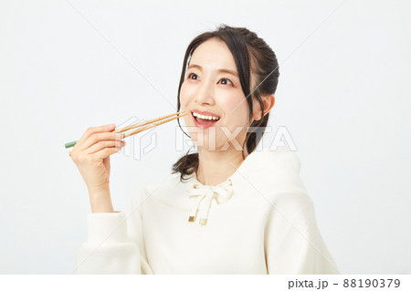 はしで食事をする女性 はしで食事をする女性 88190379