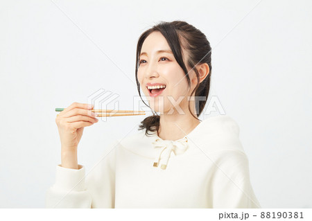 はしで食事をする女性 はしで食事をする女性 88190381