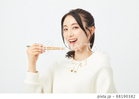 はしで食事をする女性 はしで食事をする女性 88190382