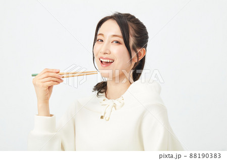 はしで食事をする女性 はしで食事をする女性 88190383