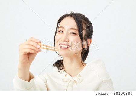 はしで食事をする女性 はしで食事をする女性 88190389