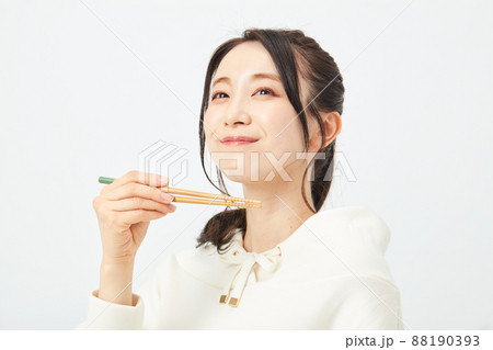 はしで食事をする女性 はしで食事をする女性 88190393