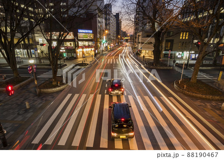 甲州街道　夜景　道路　夕方　夕焼け　車　ライトアップ 88190467