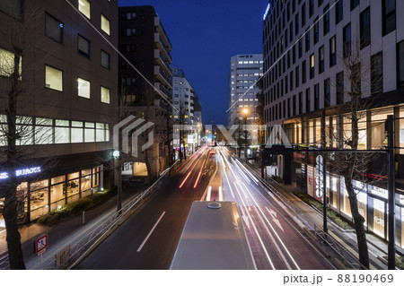 甲州街道　夜景　道路　夕方　夕焼け　車　ライトアップ 88190469