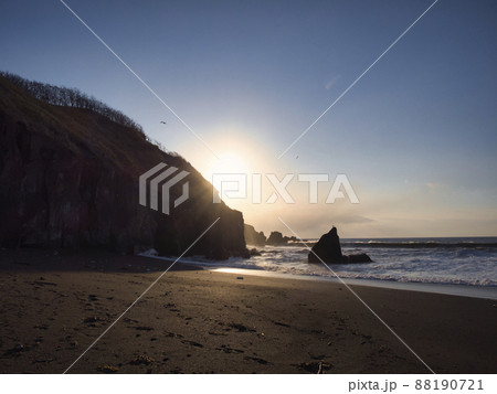 海岸　砂浜　朝日 88190721