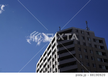 青空に映える雑居ビル、中層階のマンション、ワンルームマンション 青空に映える雑居ビル、中層階のマンション、ワンルームマンション 88190920
