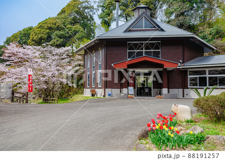 春爛漫のガラス工芸館(観音滝公園内) 春爛漫のガラス工芸館(観音滝公園内) 88191257