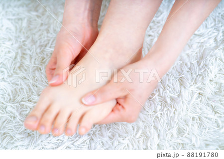 フットケアをする女性の手元【パーツカット】 フットケアをする女性の手元【パーツカット】 88191780