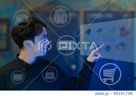 DX　ネットショッピングをする若い男性のデジタルイメージ 88191796