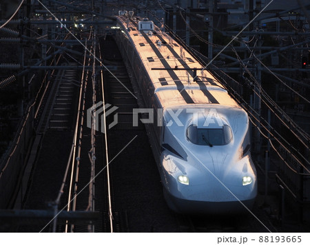 新幹線N700S J20編成 黄昏の本町跨線橋にて 新幹線N700S J20編成 黄昏の本町跨線橋にて 88193665