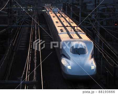 新幹線N700S J20編成 黄昏の本町跨線橋にて 新幹線N700S J20編成 黄昏の本町跨線橋にて 88193666