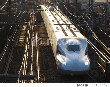 新幹線N700S J12編成 黄昏の本町跨線橋にて 新幹線N700S J12編成 黄昏の本町跨線橋にて 88193675