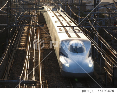 新幹線N700S J12編成 黄昏の本町跨線橋にて 新幹線N700S J12編成 黄昏の本町跨線橋にて 88193676