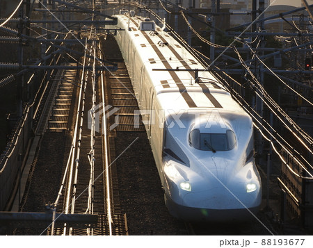 新幹線N700S J12編成 黄昏の本町跨線橋にて 新幹線N700S J12編成 黄昏の本町跨線橋にて 88193677