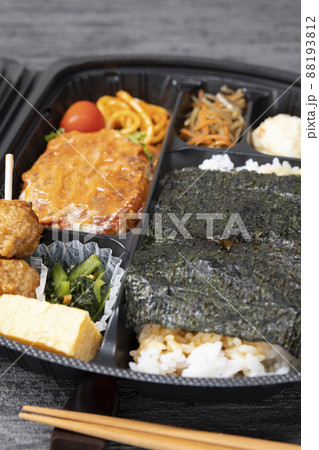 おかずたっぷりのトマトソースハンバーグ海苔弁当 おかずたっぷりのトマトソースハンバーグ海苔弁当 88193812