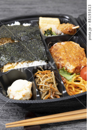 おかずたっぷりのトマトソースハンバーグ海苔弁当 おかずたっぷりのトマトソースハンバーグ海苔弁当 88193813