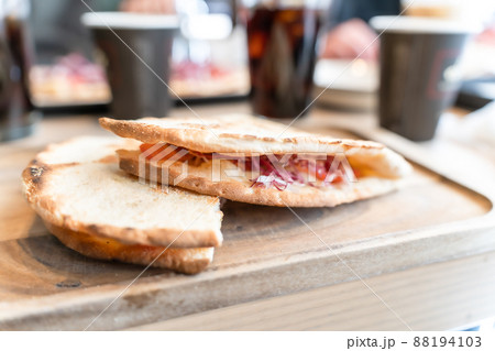 ランチ パニーニ ピザ生地 ランチ パニーニ ピザ生地 88194103