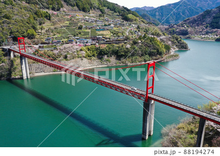 高知県仁淀川町　春の大渡ダム大橋 88194274