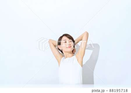 太陽光を浴びる女性 太陽光を浴びる女性 88195718