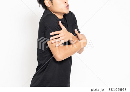 白い背景の前に立って体調不良のポーズをする黒いTシャツを着ている男性 88196643