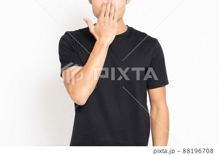 白い背景の前に立って内緒のジェスチャーをする男性 88196708