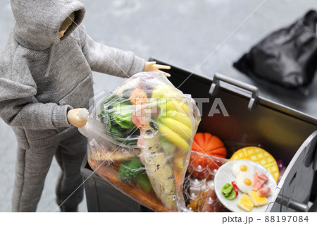 まだ食べられるのに、捨てられてしまう食品でいっぱいのゴミ箱(ミニチュア写真) まだ食べられるのに、捨てられてしまう食品でいっぱいのゴミ箱(ミニチュア写真) 88197084