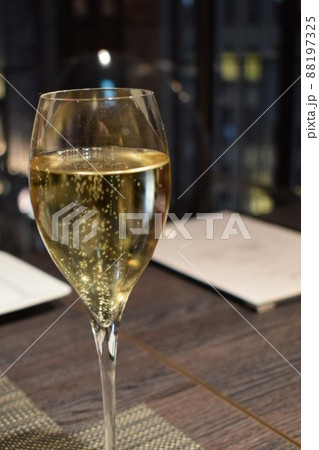夜景とシャンパン 88197325