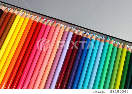 カラフルな色鉛筆　鮮やかなweb背景 テクスチャ 88199045
