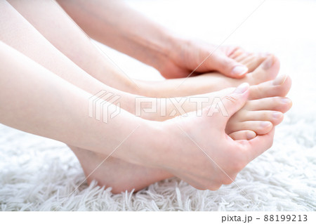 フットケアをする女性の手元【パーツカット】 88199213