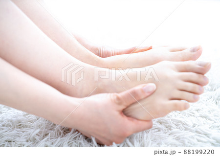 フットケアをする女性の手元【パーツカット】 フットケアをする女性の手元【パーツカット】 88199220