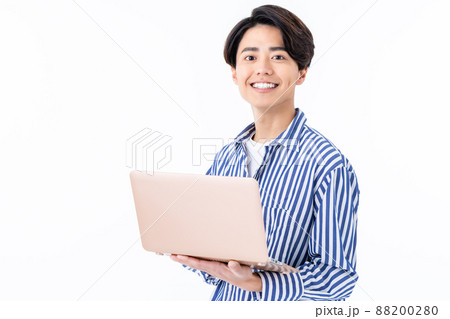 白バックでノートパソコンを使う若い男性 白バックでノートパソコンを使う若い男性 88200280