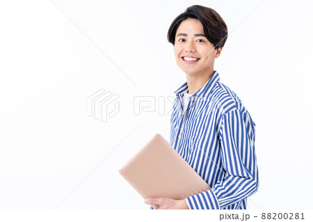 白バックでノートパソコンを使う若い男性 88200281