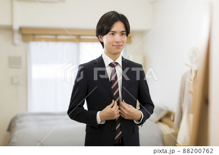 スーツを着る若い男性 就活 スーツを着る若い男性 就活 88200762