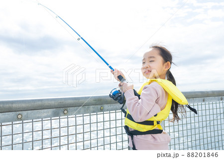 釣りを楽しむ女の子 釣りを楽しむ女の子 88201846