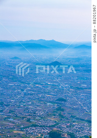 葛城山から見た朝靄に霞む大和盆地 88201967